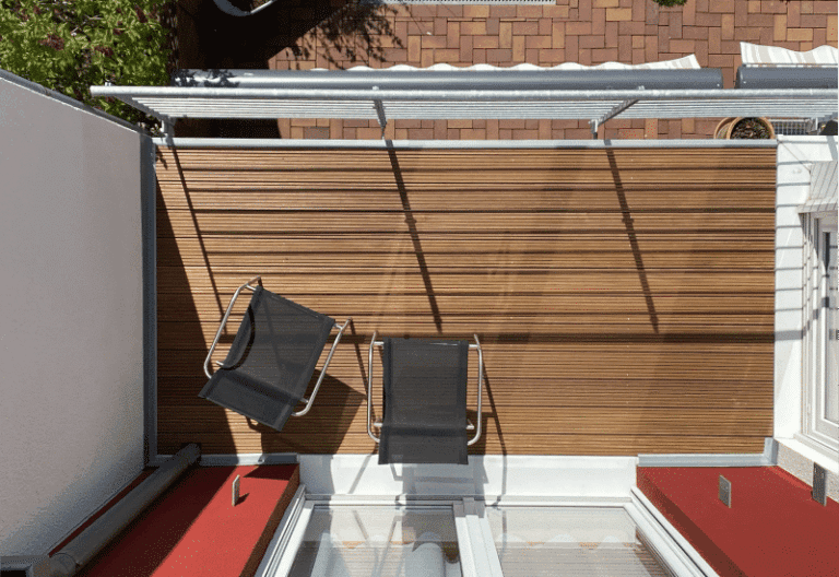 Aus dem Bereich Terrassenbau und Balkonbau von Firstetage Leverkusen, sehen wir hier einen komplett neu erschaffenen Balkon mit Holzfussboden.