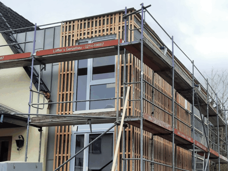 Zu sehen ist ein Haus mit einer neuen Fassade von Firstetage Leverkusen.