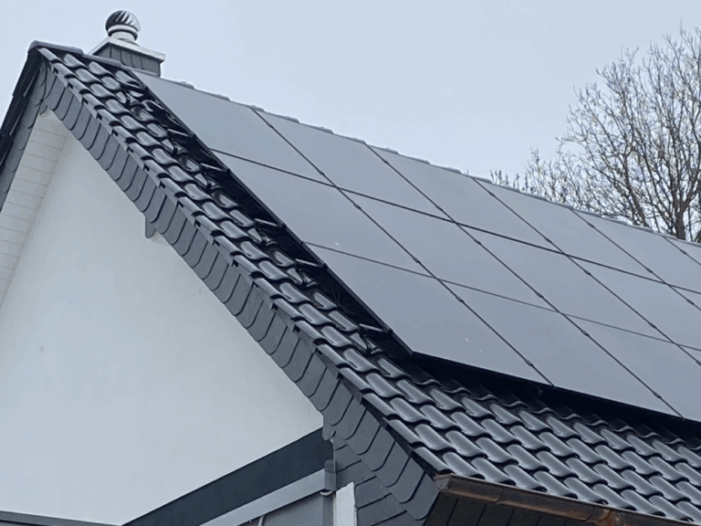 Zu sehen ist ein Einfamilienhaus mit einer neuen Photovoltaikanlage von Firstetage auf dem Dach.