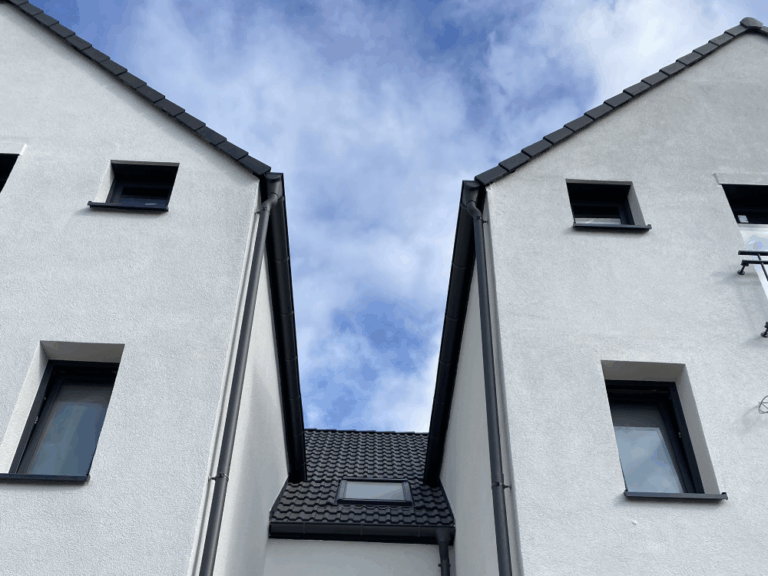 Zu sehen sind zwei Häuser mit neuen Steildächern. Die fachliche Durchführung einer Steildacheindeckung wurde von Firstetage Leverkusen umgesetzt.