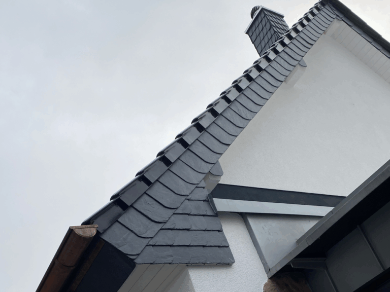 Zu sehen ist ein Haus mit neuer Steildacheindeckung von Firstetage Leverkusen.