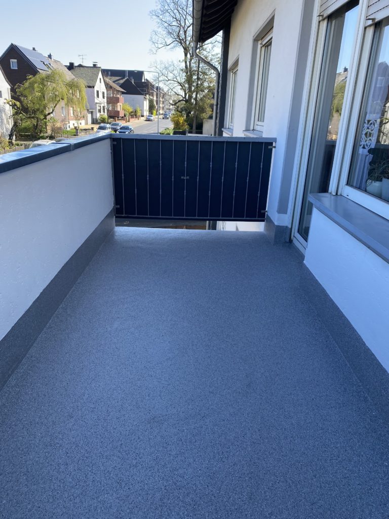 Das Bild zeigt einen neu gestalteten Balkon von Firstetage Leverkusen.
