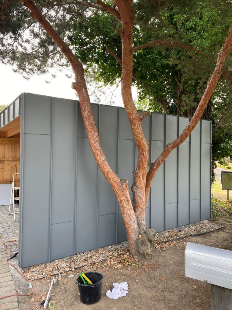 Das Bild zeigt einen fast fertiggestellten Carport von Firstetage aus Leverkusen.