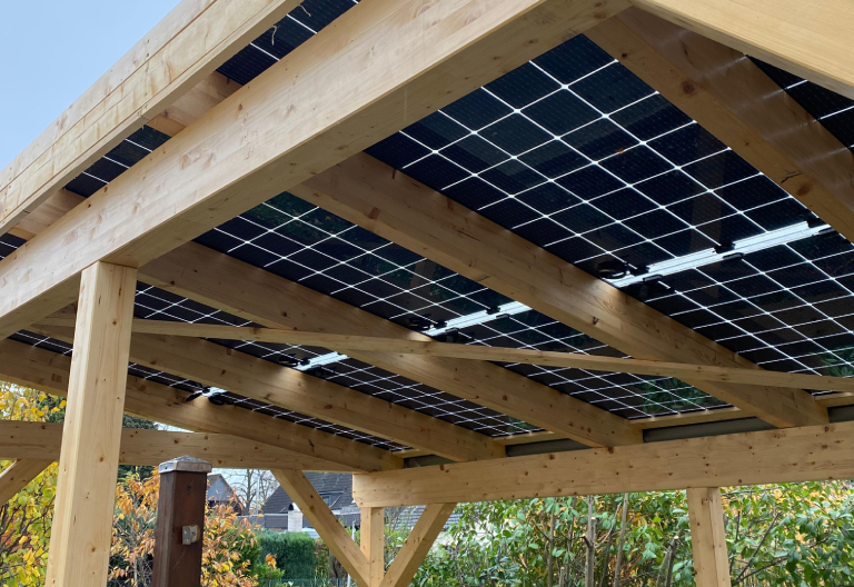 Zu sehen ist die Holzkonstruktion und die Photovoltaik Anlage bei einem Carportbau durch Firstetage Leverkusen.
