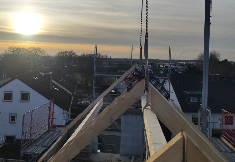 Zu sehen ist das Grundgerüst auf einem Dach im Rahmen des Dachstuhlbaus von der Firma Firstetage Leverkusen.