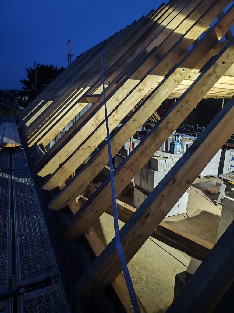 Das Bild zeigt einen neu errichteten Dachstuhl durch Firstetage Leverkusen, ein Profi im Dachstuhlbau.