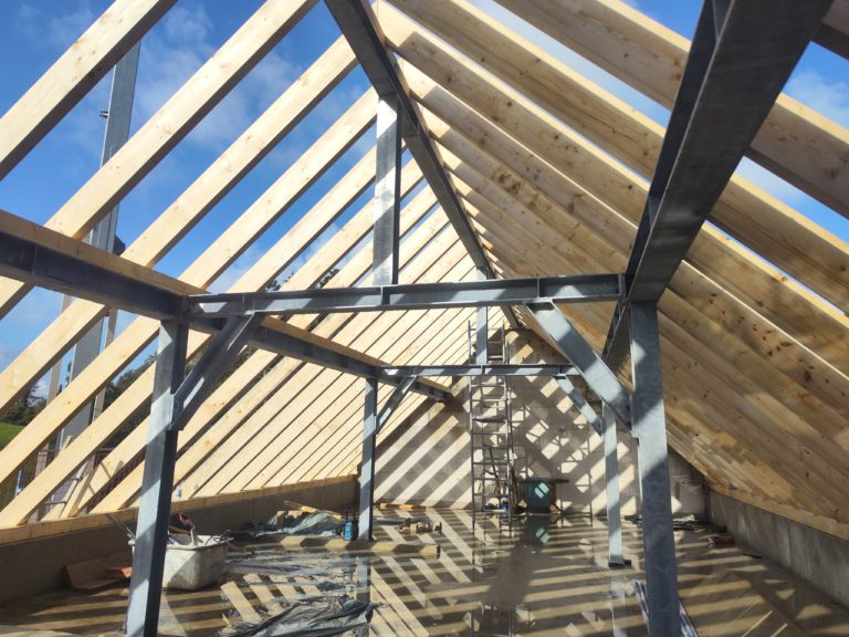 Zu sehen ist eine neuer Dachstuhl von innen, professionell erbaut von Firstetage Leverkusen.