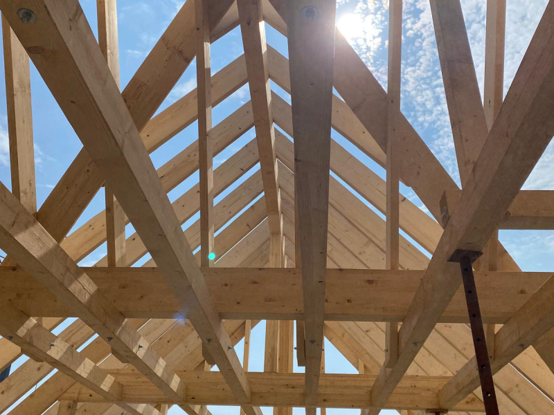 Zu sehen ist der neue Dachstuhl aus Holzbalken, erbaut durch die Abteilung Dachstuhlbau der Firma Firstetage aus Leverkusen.