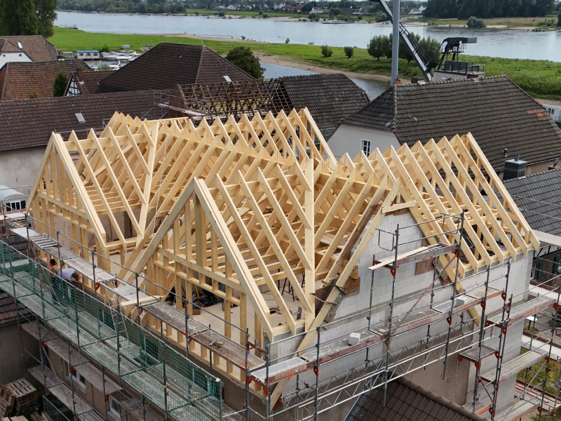 Zu sehen sind zwei große Dachstühle im Bau. Die großen Holzgerüste wurden erstellt durch die Firma Firstetage Leverkusen.
