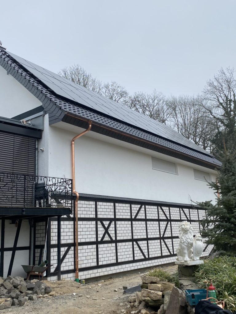 Zu sehen ist eine komplett neue Fassade eines Einfamilienhauses im Fachwerk-Stil von Firstetage Leverkusen.