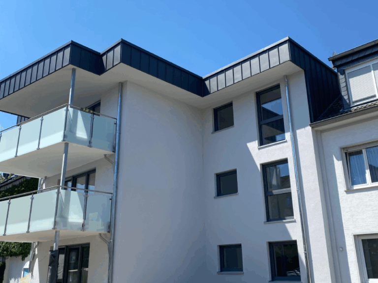 Zu sehen ist der Neubau eines Mehrfamilienhauses. Die Fassade wurde durch den Fassadenbau der Firma Firstetage Leverkusen umgesetzt.