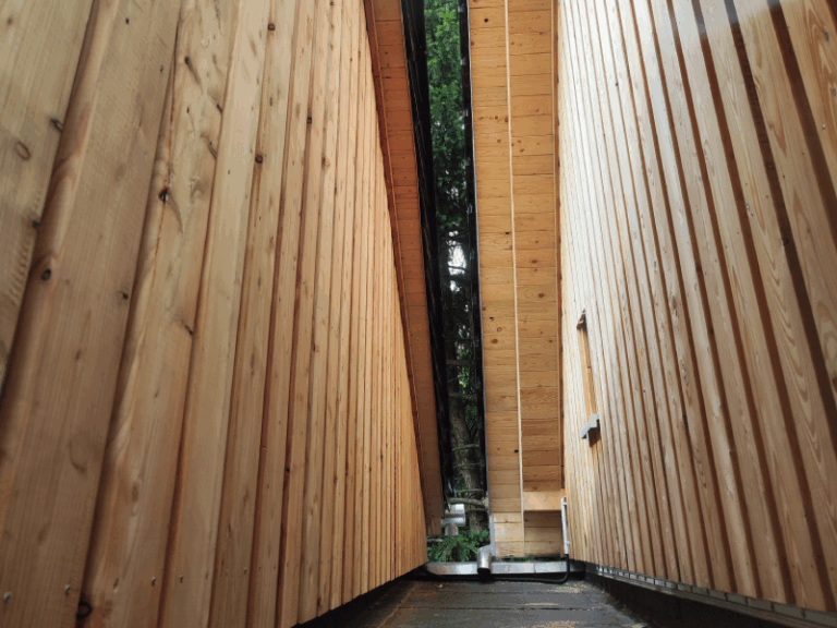 Zu sehen sind neue Holzfassaden, umgesetzt durch den Fassadenbau der Firma Firstetage Leverkusen.