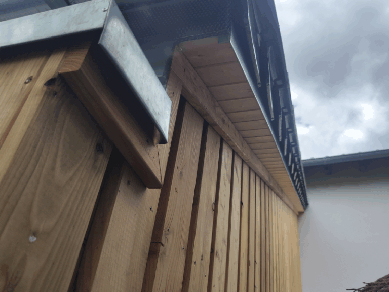 Zu sehen ist eine neue Holzfassade, umgesetzt durch den Fassadenbau der Firma Firstetage Leverkusen.