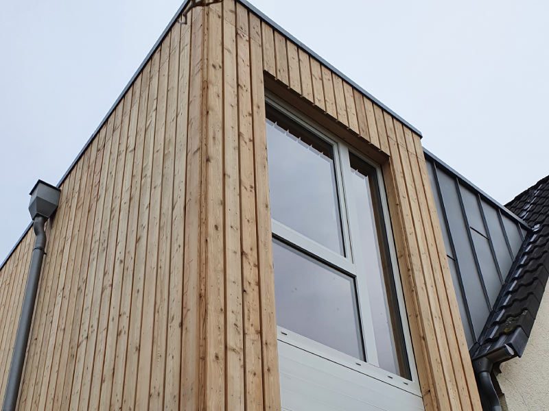 Zu sehen ist eine neue Holzfassade, erbaut wurde diese durch die Männer vom Fassadenbau der Firma Firstetage Leverkusen.