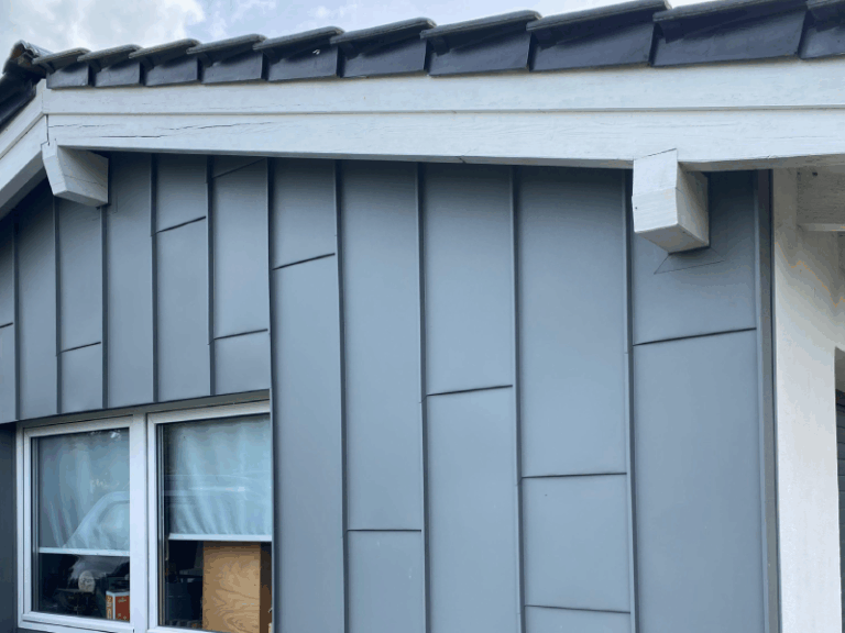 Zu sehen ist eine Metallfassade, ersteltt durch den Fassadenbau von Firstetage Leverkusen.