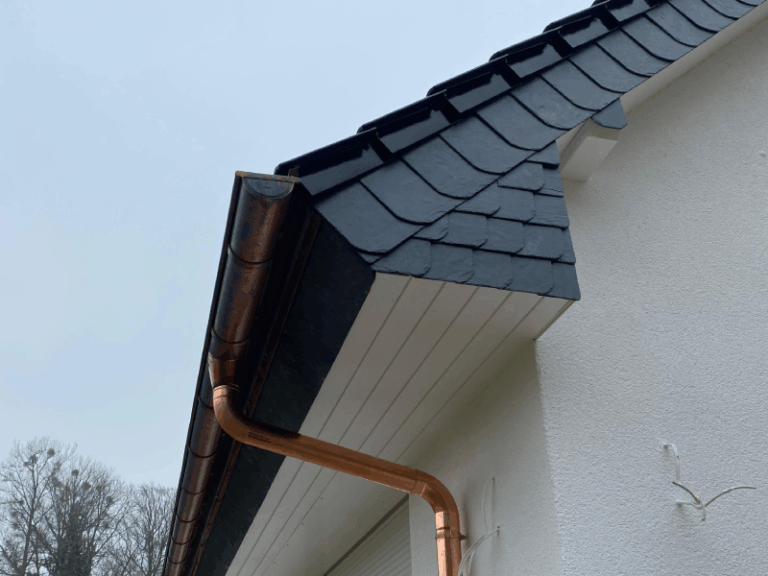 Zu sehen ist der Dachüberstand mit Untersichten, neu erstellt durch Firstetage Leverkusen.