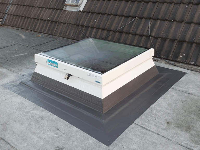 Zu sehen ist eine Dachluke auf einem Flachdach. Firstetage Leverkusen kümmert sich um die Flachdachabdichtungen und Abdichtungen der Dachluke.