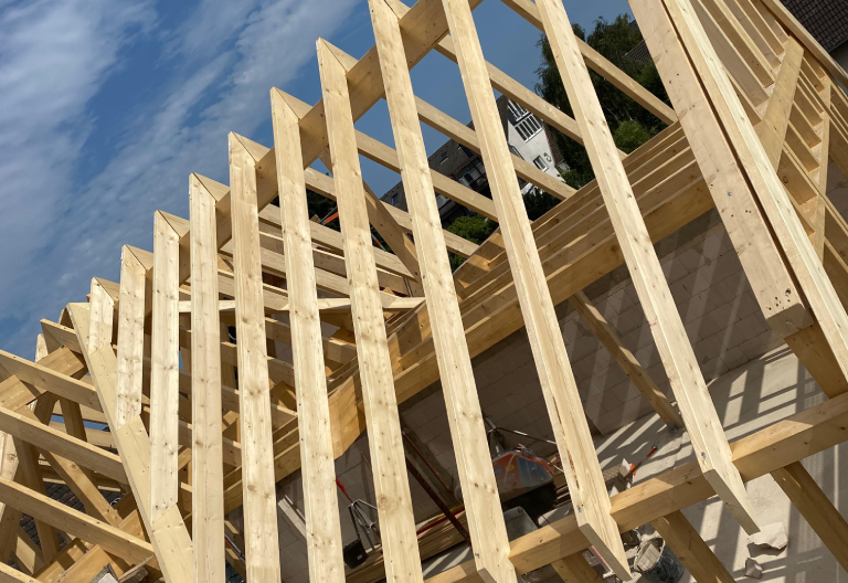 Zu sehen ist ein Holzrahmen im Zusammenhang mit einem Gaubenbau der Firma Firstetage aus Leverkusen.