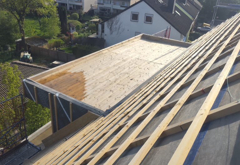 Zu sehen ist ein Gaubenbau der Firma Firstetage aus Leverkusen in der Entstehungsphase.