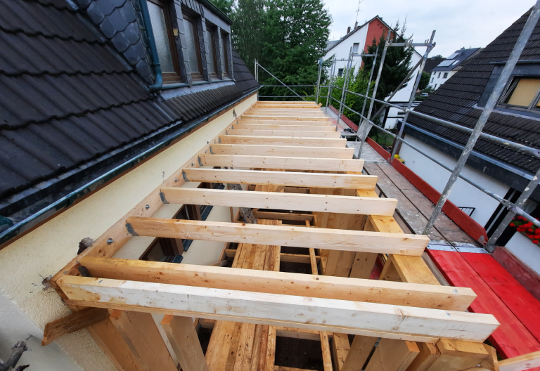 Zu sehen ist der Holzrahmen für einen Anbau. Holzrahmenbau durch Firstetage Leverkusen.