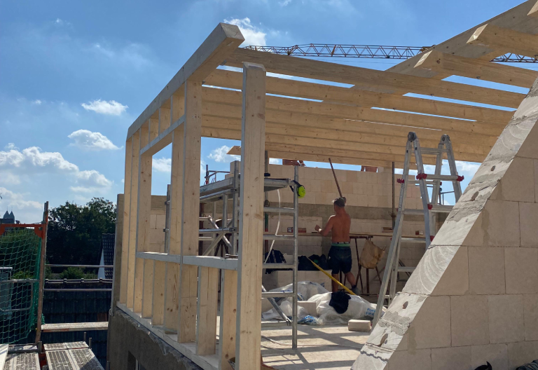 Zu sehen ist der Ausbau eines Dachstuhls. Holzrahmenbau durch Firstetage Leverkusen und Mitarbeiter.