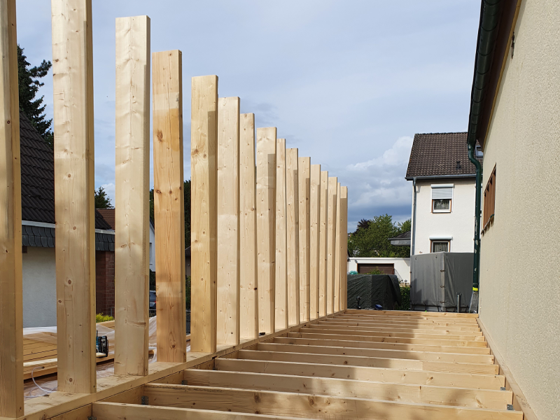 Zu sehen ist ein Holzgerüst im Auftrag Holzrahmenbau der Firma Firstetage Leverkusen.