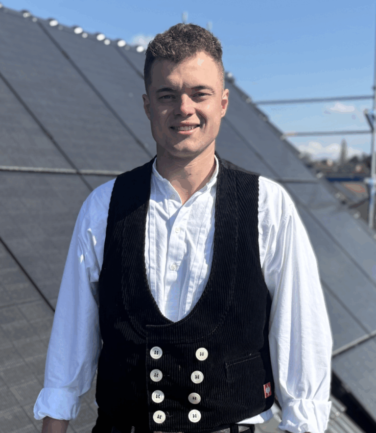 Zu sehen ist einer der Inhaber von Firstetage Leverkusen, Zimmerermeister Felix Issinger.