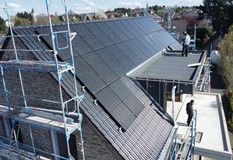 Zu sehen sind Mitarbeiter von Firstetage Leverkusen bei der Installation von einer neuen Photovoltaik Anlage.