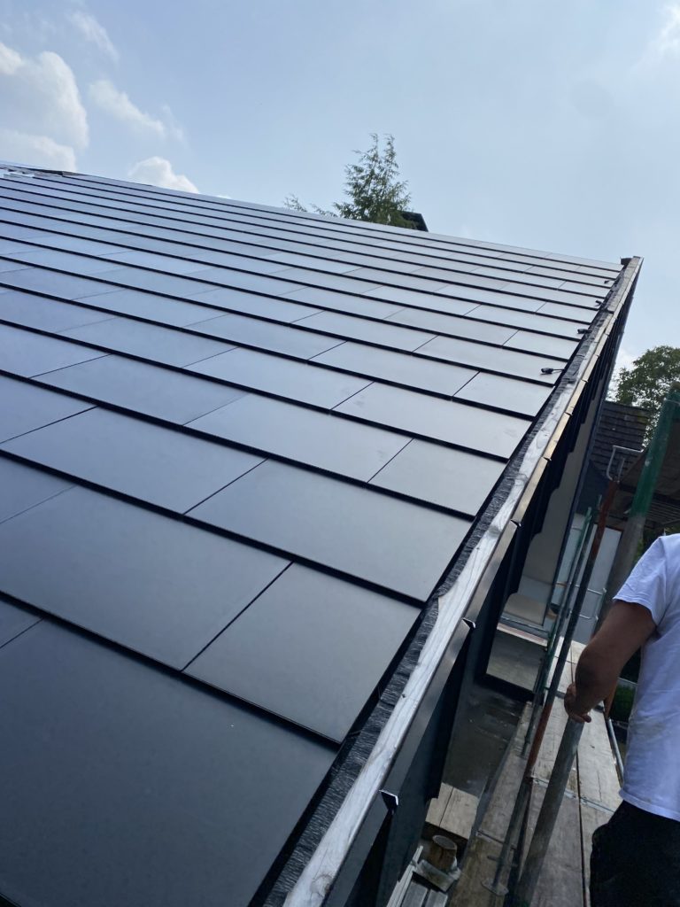 Das Bild zeigt eine innovative Lösung für ein neues Dach von Firstetage Leverkusen mit Solarziegeln.