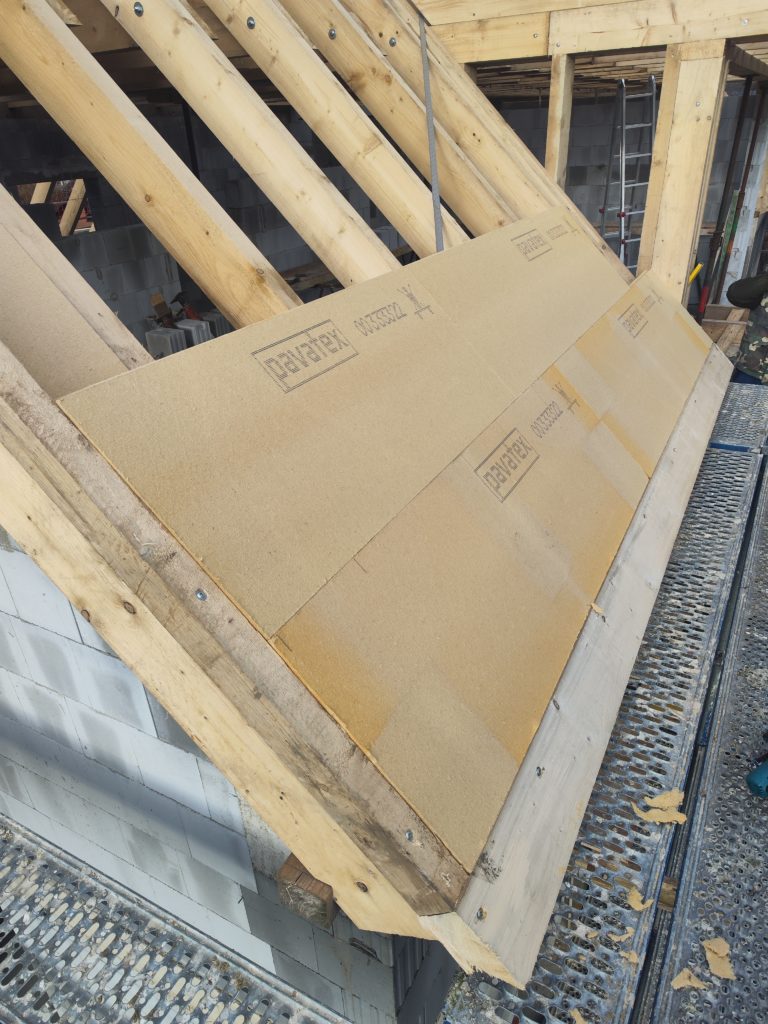 Zu sehen ist ein Dachstuhl, der für eine Aufdachdämmung​ von Firstetage Leverkusen vorbereitet wird.