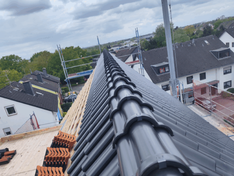 Zu sehen ist der Dachfirst eines neuen Steildachs von Firstetage Leverkusen.