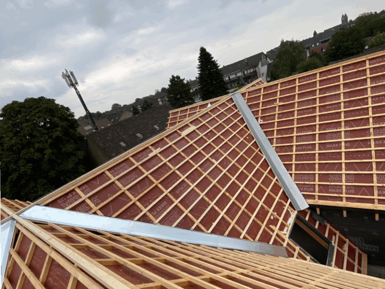 Zu sehen ist der neu erbaute Dachstuhl für ein neues Steildach, erbaut durch Firstetage Leverkusen..