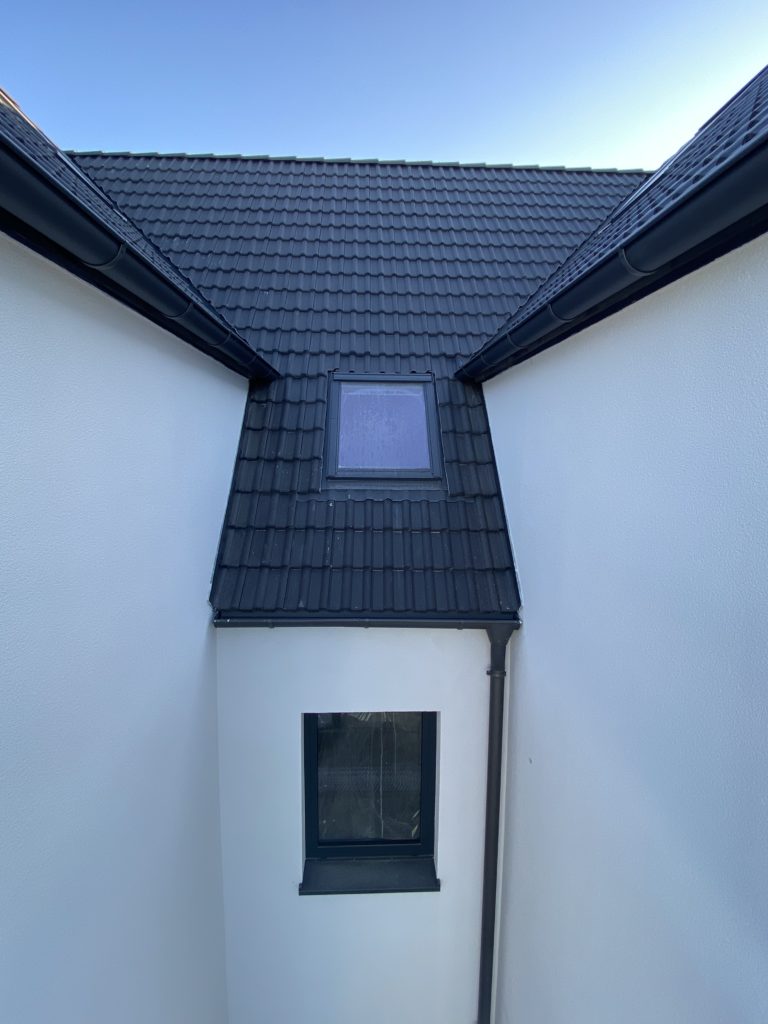 Zu sehen ist ein Bildausschnitt eines neuen Steildachs von Firstetage Leverkusen.