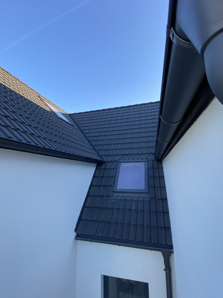 Zu sehen ist die professionelle Umsetzung eines neuen Steildachs durch den Handwerksbetrieb Firstetage aus Leverkusen.