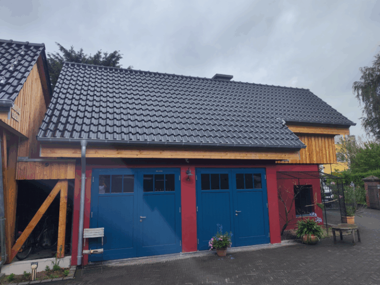 Zu sehen sind neue Steildächer auf einem Haus und angrenzender Garage, erbaut durch Firstetage Leverkusen.