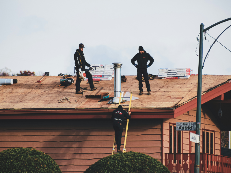 Zu sehen sind Mitarbeiter von Firstetage Leverkusen bei der Reparatur eines Steildachs.