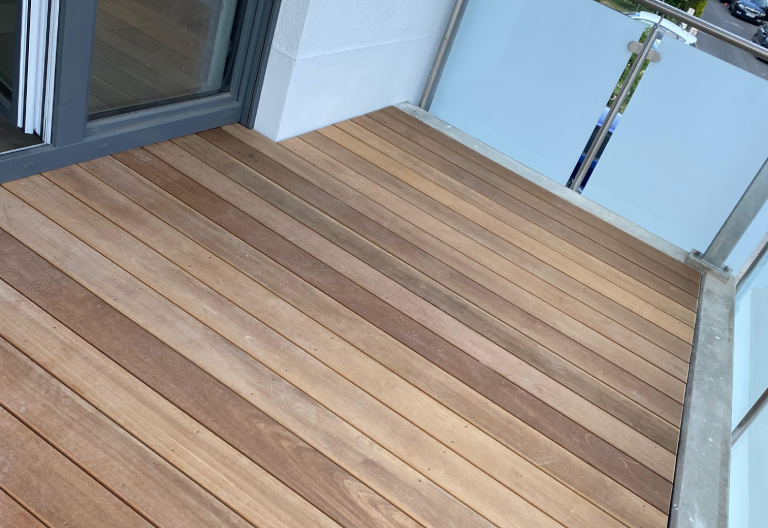 Zu sehen ist ein neuer Holzboden aus dem Bereich Balkonbau von Firstetage Leverkusen.