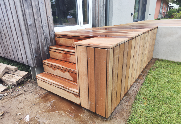 Zu sehen ist ein neuer Holzaufgang einer Terrasse im Bereich Terrassenbau und Balkonbau der Firma Firstetage Leverkusen.