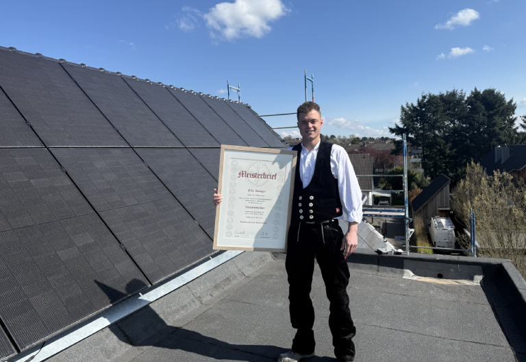 Zu sehen ist Zimmerermeister Felix Issinger, einer der Inhaber von Firstetage aus Leverkusen.